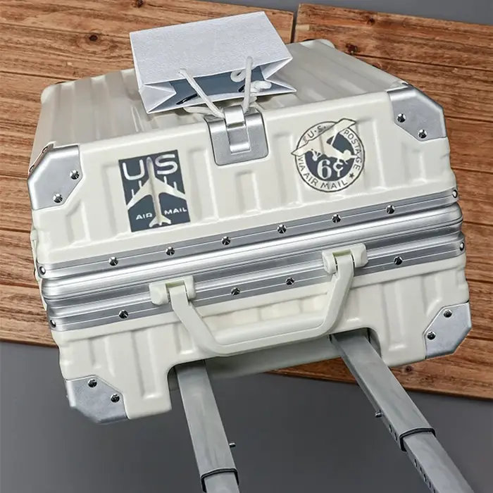 Valise à cadre en aluminium avec roues à frein et chargement USB