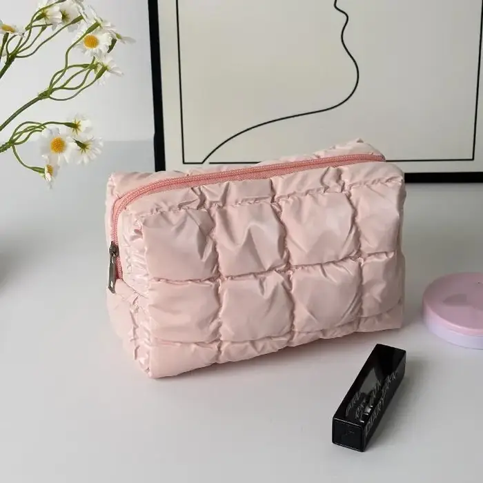Pochette cosmétique matelassée avec un grand espace pour les voyages