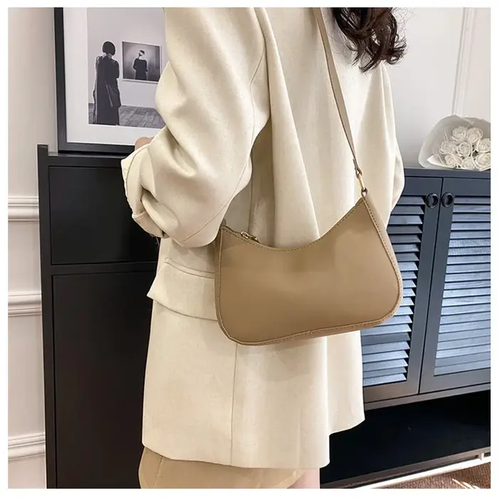 Sac à main tendance et élégant de couleur unie
