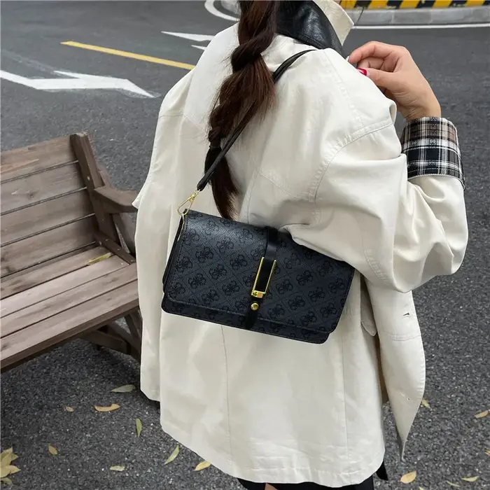 Sac carré texturé tendance pour femme, mini sac à bandoulière élégant avec chaîne, compact et stylé,