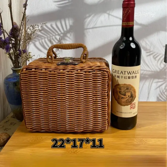 Valise rétro en rotin faite à la main