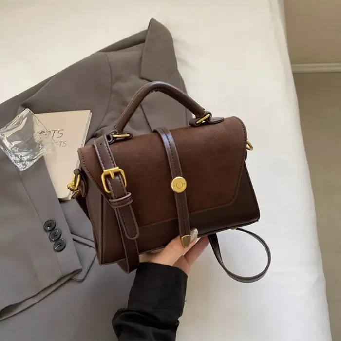 Sac à main élégant en similicuir avec bandoulière réglable, quincaillerie dorée et fermeture à rabat