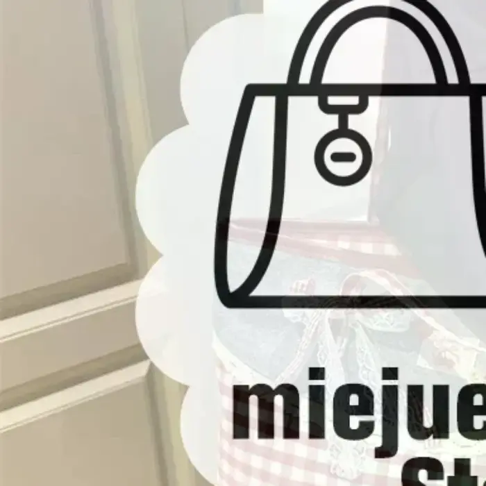 Sac fourre-tout en toile denim avec patchwork en vichy rouge et joli nœud en dentelle, parfait pour 