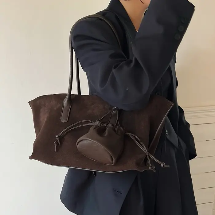2026 Marque de luxe Design Sac fourre-tout en cuir suédé Femmes Casual Peau de grande capacité Sacs à bandoulière
