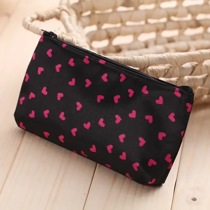 Trousse de maquillage à fermeture éclair motif cœur pour femme