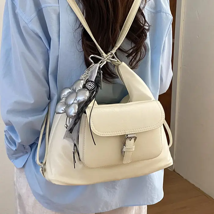 Sac à dos de voyage argenté pour femme, grande capacité, sac à bandoulière pour trajets quotidiens, nouveau style 2026, sac seau en PU résistant au vent pour l'extérieur