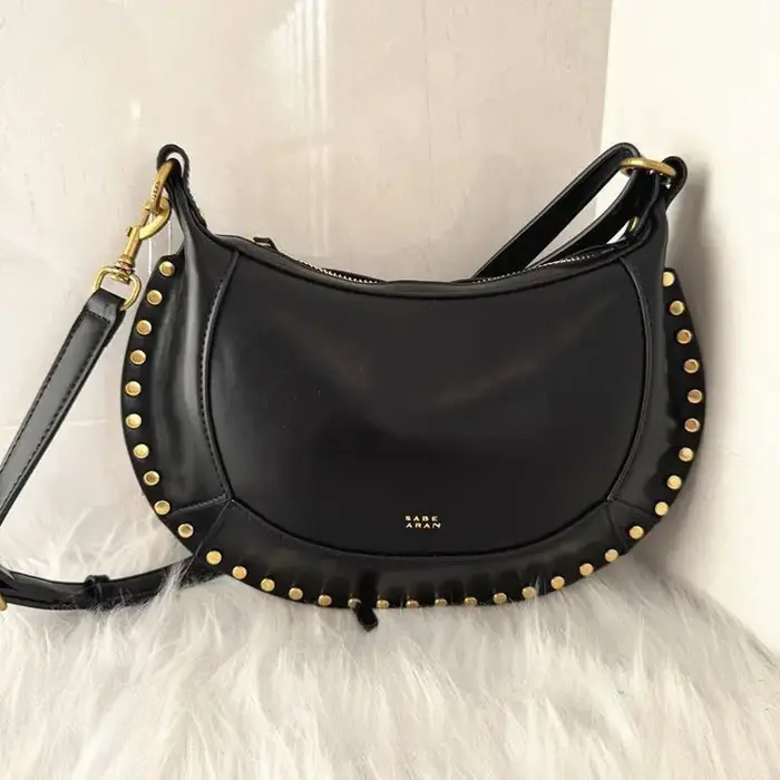 Sac classique en forme de demi-lune avec rivets dorés. Sac à bandoulière rétro. Sac décontracté élég