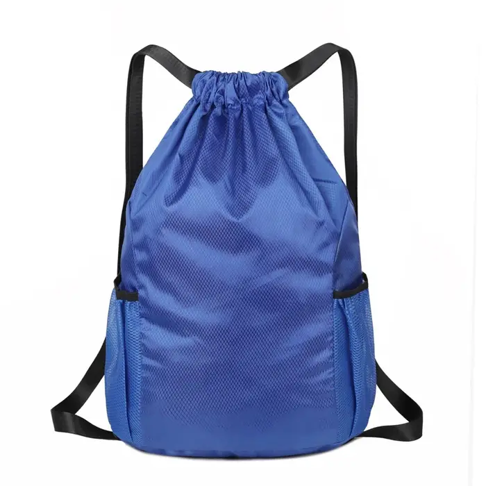 Un grand sac à dos multifonctionnel avec une sangle simple, idéal pour transporter des ballons de ba