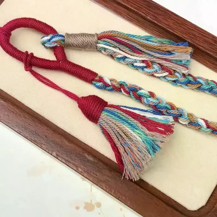 Lanière en coton tressé faite à la main avec des pompons colorés et de style bohème