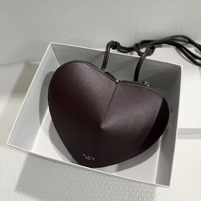 Sac à bandoulière en cuir très tendance, sac messager unisexe, sac en forme de cœur tridimensionnel 