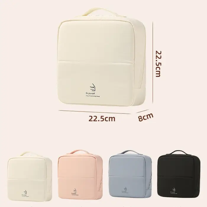 La trousse de maquillage structurée en Taslan est un accessoire de voyage indispensable pour la femme sophistiquée.