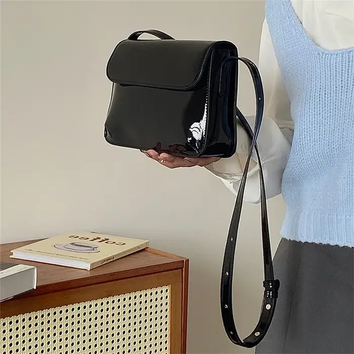 Sac bandoulière tendance en cuir verni pour femme